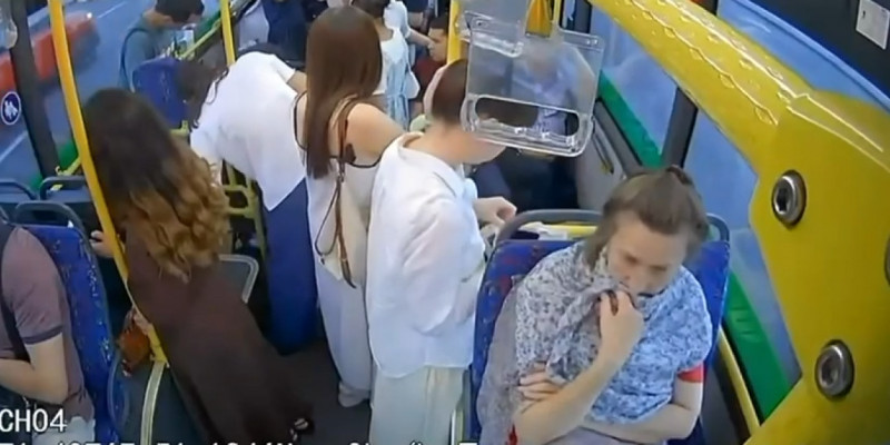 Астанада полицей кәмпитке қақалып қалған баланың өмірін сақтап қалды (ВИДЕО)
