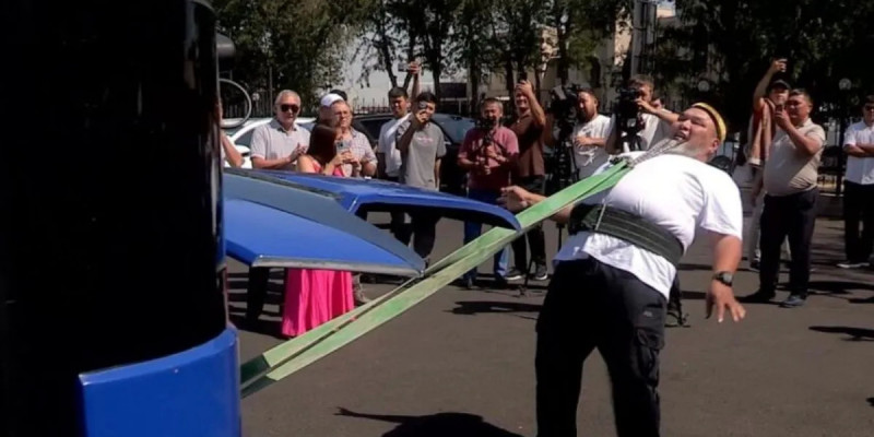 Қазақстандық спортшы 15 тонналық автобусты тісімен сүйреп, әлемдік рекорд орнатты