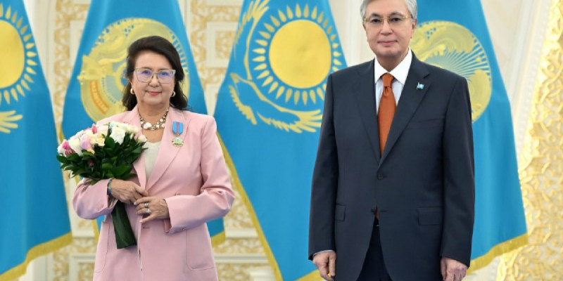 Тоқаев отандық гобелен өнері мектебінің негізін қалаушы Бәтима Зәуірбековаға «Отан» орденін табыстады