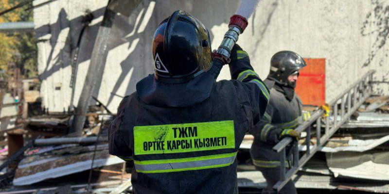 Алматыда қойма өртеніп кетті (ВИДЕО)