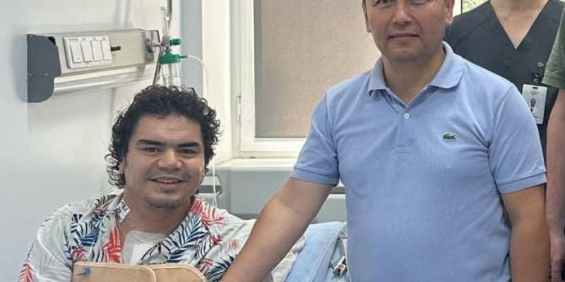 «Барлығыңызды құшақтадым»: Әнші Кенжебек Жанәбілов отадан кейінгі жағдайын айтты