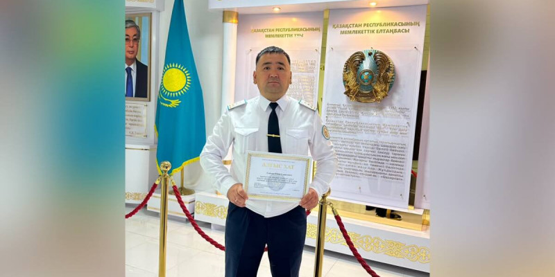 «Балам, кел»: Оралда 3 жасар баланы құтқарған полицей марапатталды (ВИДЕО)