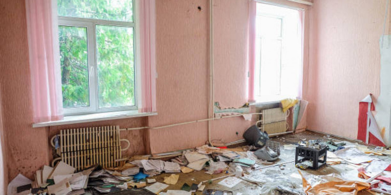Ақсу тұрғыны үйін қоқысқа толтырған көршісін сотқа берді
