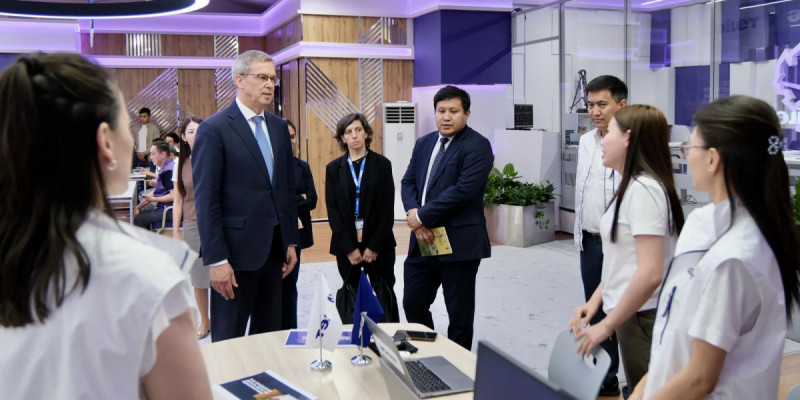 Халықаралық байқаушылар «Әділет» партиясы штабының жұмысымен танысты