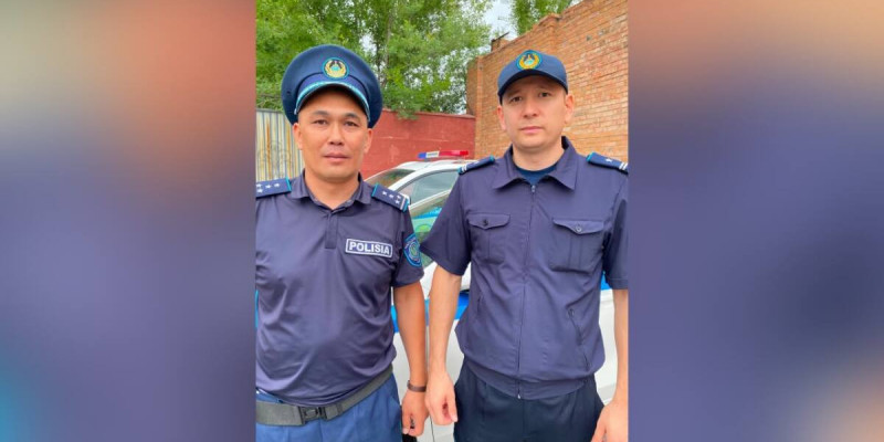 ШҚО-да полицейлер кәріз құдығына түсіп, есінен танып қалған 2 жұмысшыны құтқарып қалды