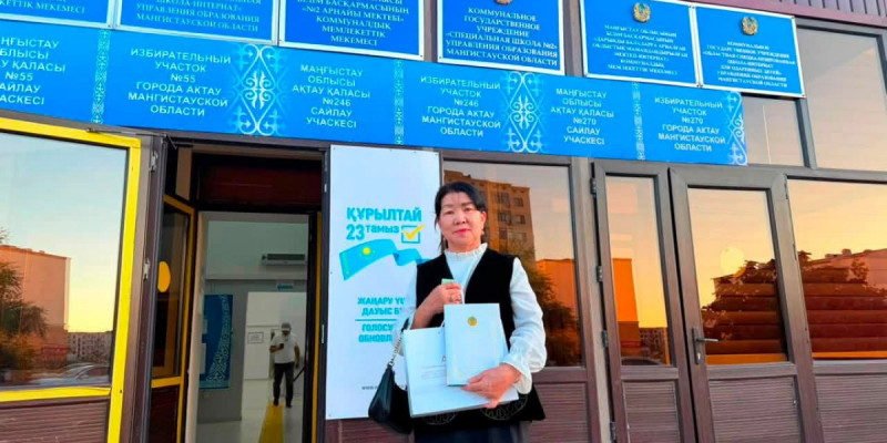 "Менің есімім – Құрылтай": Маңғыстау тұрғыны даус беру учаскесіне ұлттық киім киіп келді