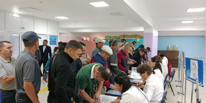 Құрылтайға тарихи сайлау: Қазақстандықтар таң сәріден жаппай дауыс беруге келіп жатыр
