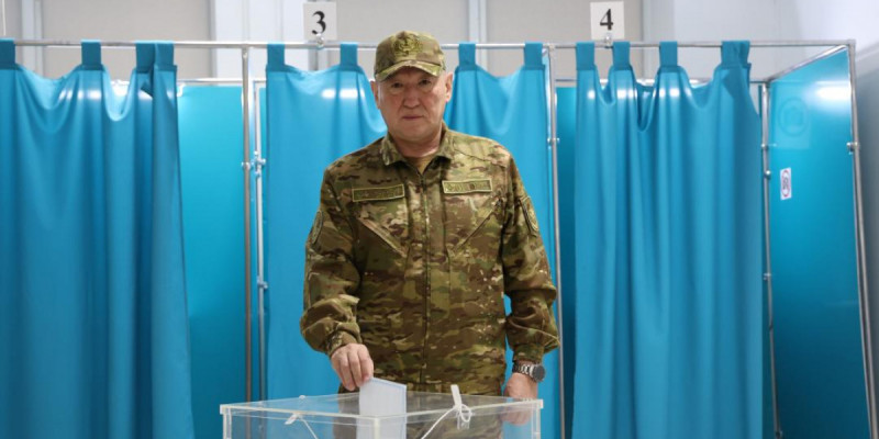 Қорғаныс министрі Құрылтай сайлауында алғашқылардың бірі болып дауыс берді