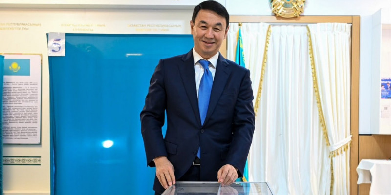 Құрылтай – 2026: Алматы әкімі Дархан Сатыбалды дауыс берді