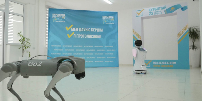 Қызылордада дауыс берушілерді роботтар қарсы алып жатыр