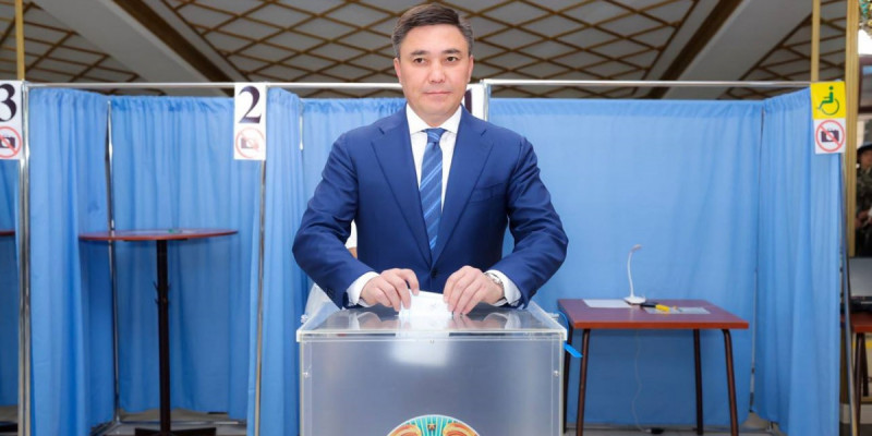 Құрылтай – 2026: Шымкент әкімі Ғабит Сыздықбеков сайлауда дауыс берді