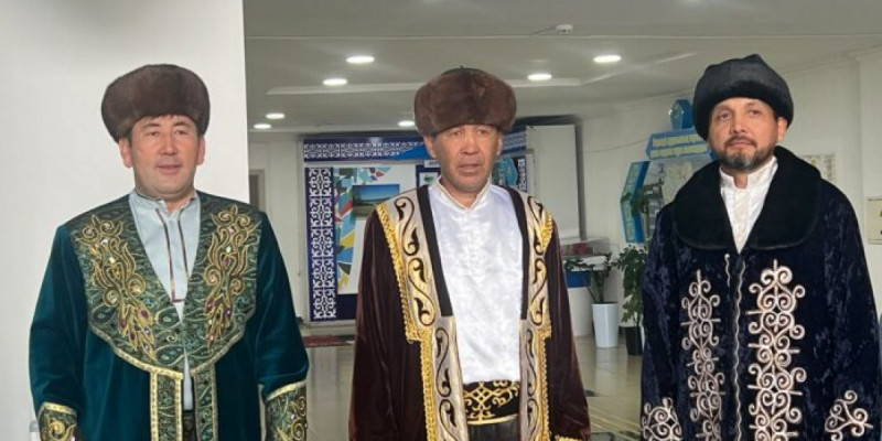 Төле, Қазыбек, Әйтеке: Ақмола облысында үш бидің образындағы азаматтар дауыс берді