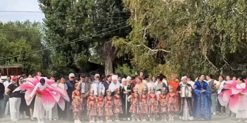 "Енесі баянмен, келіні сырнаймен өнер көрсеті": Жетісу облысында бір әулеттің үш буыны дауыс беруге бірге келді