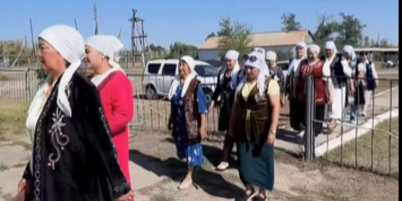 Оралдағы ауылда енелер мен келіндер дауыс беруге бірге барды