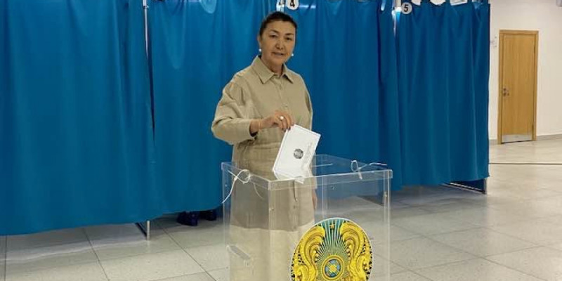 Белгілі жазушы Роза Мұқанова сайлауда дауыс берді