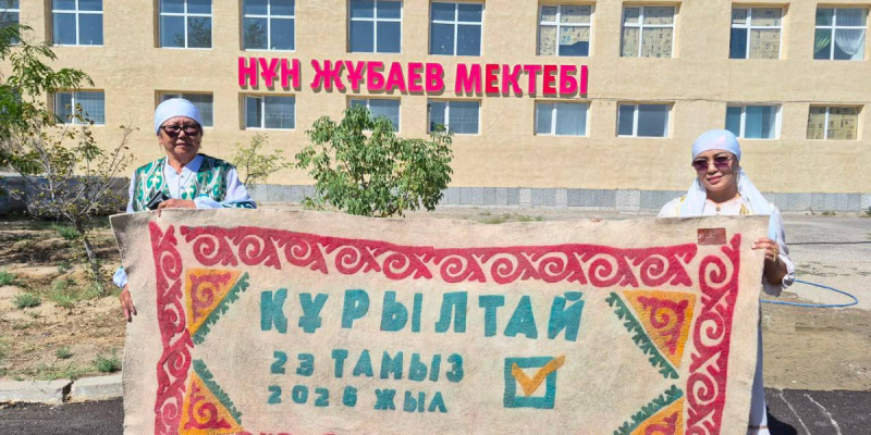 Маңғыстауда қолөнер шебері сайлау күні мектеп мұражайына ұлттық бұйым тарту етті