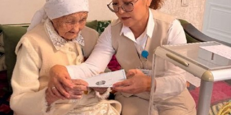 104 жастағы кейуана 86 жастағы ұлы және 51 жастағы немересімен бірге дауыс берді