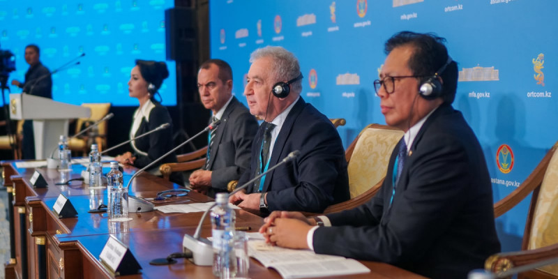 «Қазақстан демократияның қалай жұмыс істейтінін әлемге көрсетіп отыр»: Шетелдік дипломаттар Құрылтай сайлауына баға берді