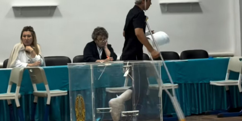 Астана тұрғыны дауыс беруге балдақпен барды – ВИДЕО