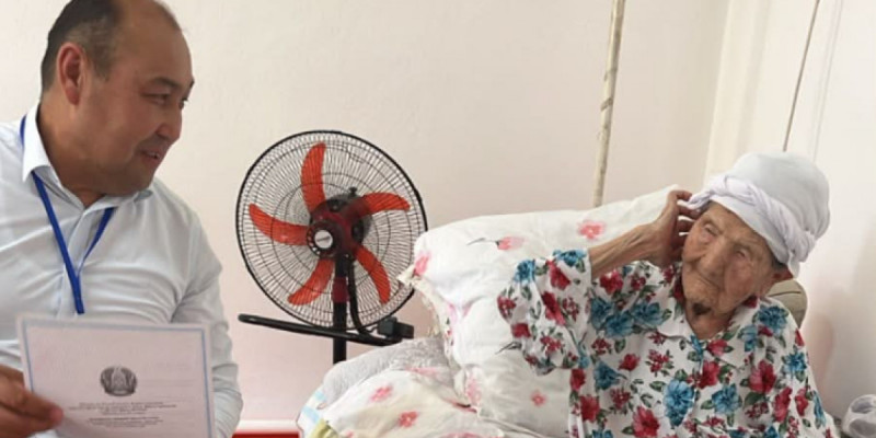 «Жасым үлкен болса да, елмен бірге болып, өз таңдауымды жасадым»: Сауранда 100 жастағы кейуана өз үйінде дауыс берді