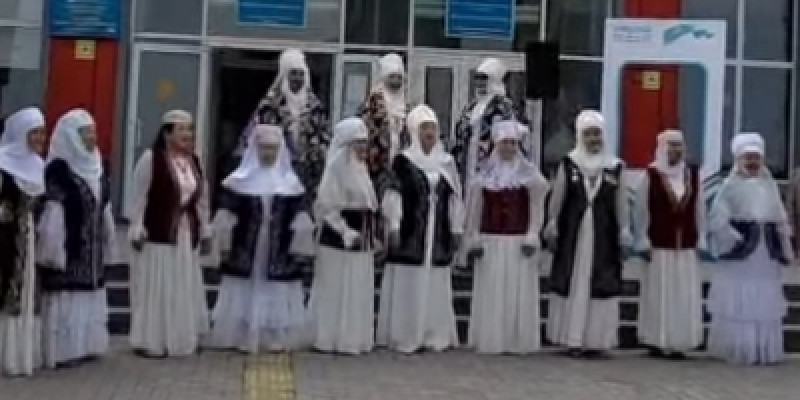 Алматыда әжелер ансамблі сайлау учаскесінің алдында ән шырқады
