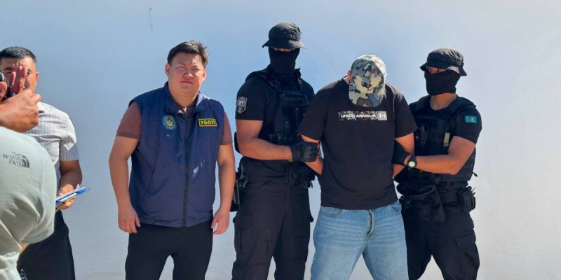 ШҚО тұрғынынан ай сайын 150 мың теңге бопсалаған күдікті ұсталды