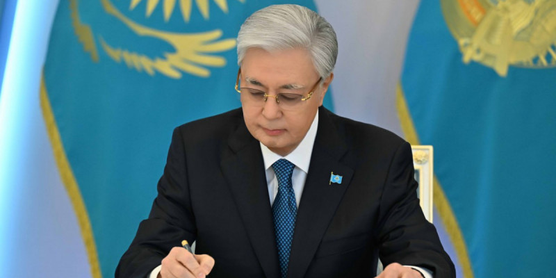 Президент Құрылтайдың бірінші сессиясын шақыру туралы Жарлыққа қол қойды