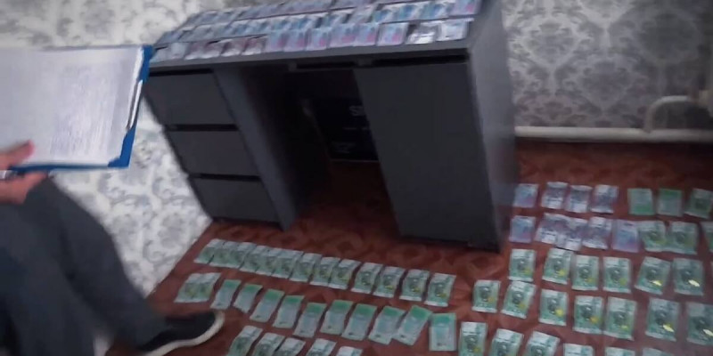 БҚО-да алаяқтарға көмектескен күдікті ұсталды
