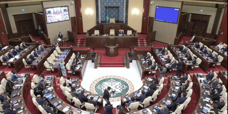 Құрылтай депутаттары ант беріп жатыр