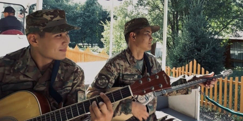 Ұлттық ұланның сарбаздары Өскемен тұрғындарына мерекелік көңіл күй сыйлады