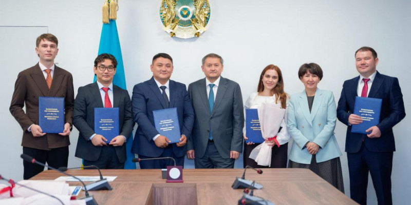 Министр 5 жас ғалымға пәтер сертификатын табыстады