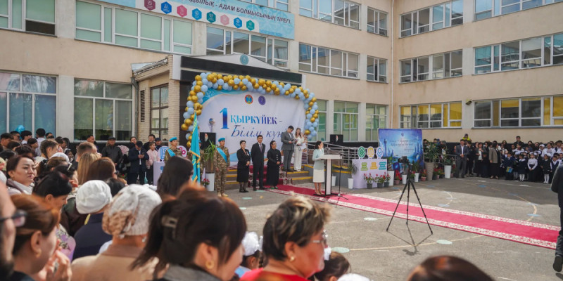 Құрылтай депутаттары оқушылар мен ұстаздарды Білім күнімен құттықтады