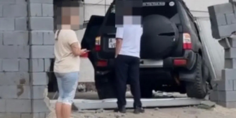 Алматыда жол талғамайтын көлікті тізгіндеген оқушы үйдің қоршауын қиратты
