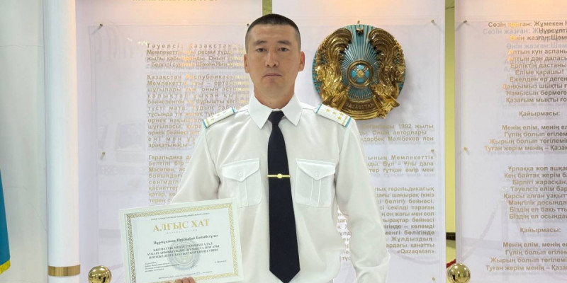 БҚО-да бір отбасыны өрттен құтқарып қалған полицей марапатталды