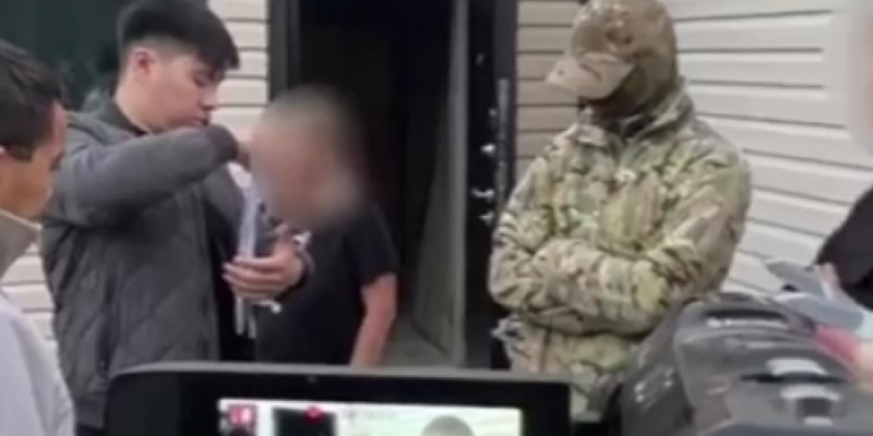 Қарағандыда бетперде киген 3 адам ғимараттың есігін бұзып ұрлыққа түскен (ВИДЕО)