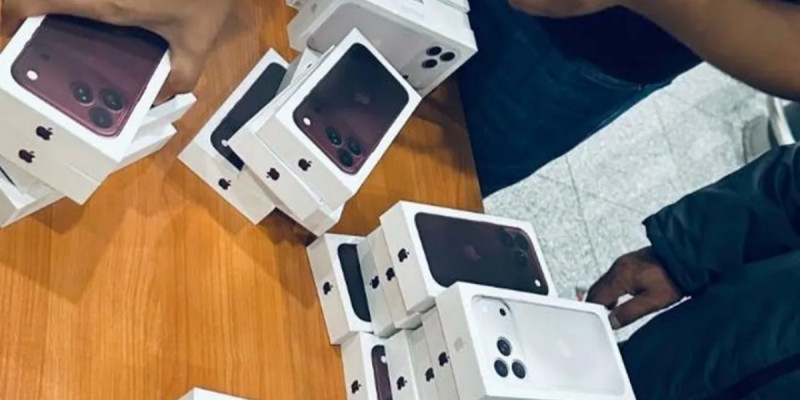 Астана әуежайында жүздеген iPhone 18 смартфонын заңсыз әкелмек болғандар ұсталды