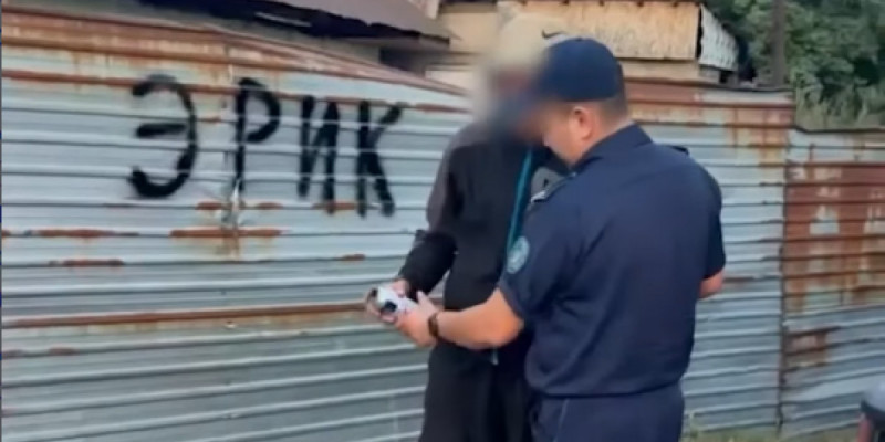 Алматыда үй қоршауына өз есімін жазған тұрғын 5 тәулікке қамалды