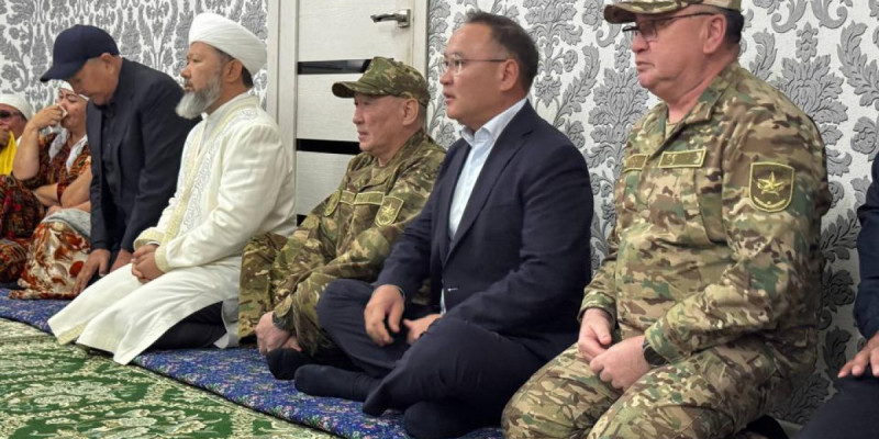 Қорғаныс министрі қаза тапқан әскери қызметшілердің отбасыларымен кездесті