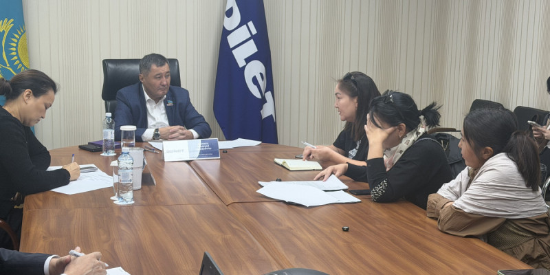 Құрылтай депутаты Қоғамдық қабылдауда көпбалалы отбасылардың әлеуметтік қолдау мәселелерін тыңдады