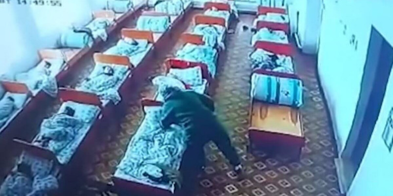 Ақтөбе облысында балабақша қызметкері ұйықтап жатқан баланың бетін тырнап алған