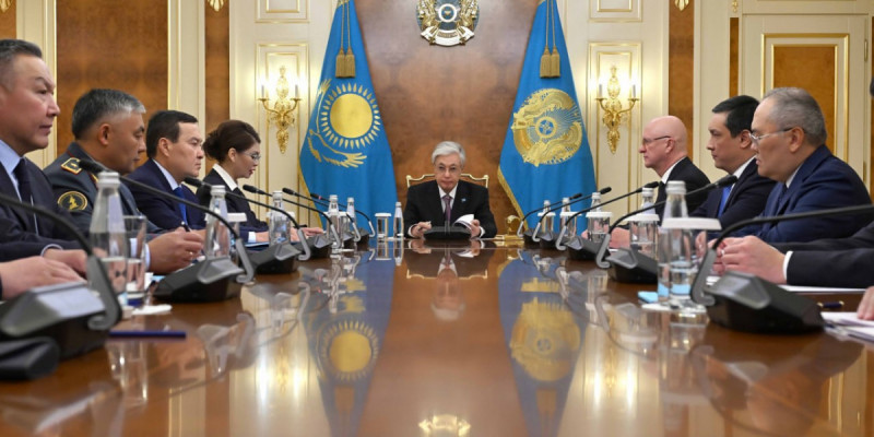 Президент Қорғаныс министрлігіндегі істердің жай-күйіне кешенді тексеру жүргізу жөніндегі комиссия мүшелерімен кеңес өткізді