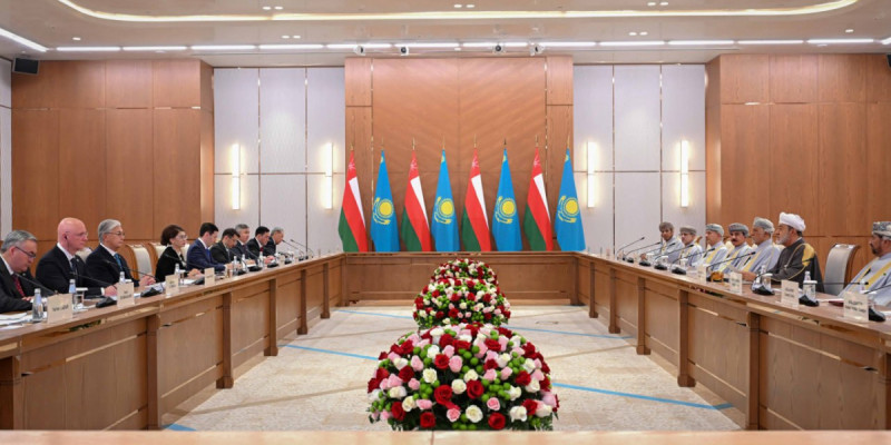 Қасым-Жомарт Тоқаев пен Оман Сұлтаны кеңейтілген құрамда келіссөз жүргізді
