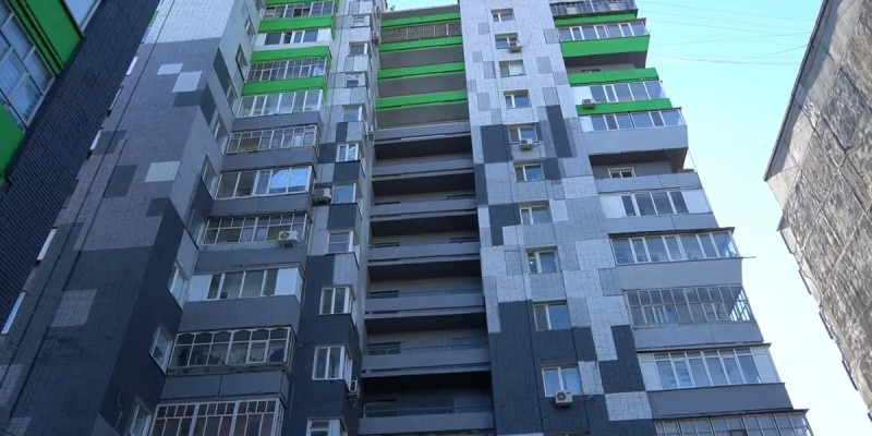 Оралда екі жасөспірім тоғыз қабатты үйдің төбесінен құлап, қаза тапты