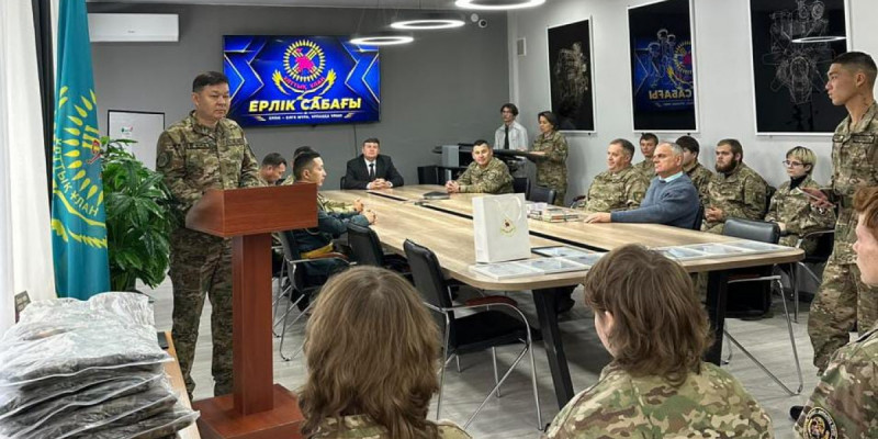 Жас бүркіттерге – ерлік өнегесі: Ұлттық ұлан қолбасшысы курсанттармен кездесті