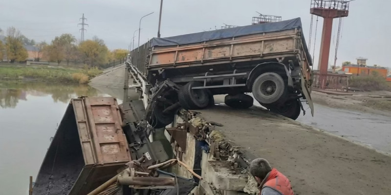 Петропавлда жүк көлігі көпірден құлап кетті