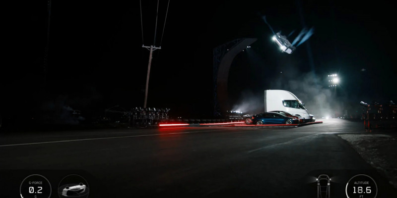 "Басқа көліктердің үстінен секіріп өте алады": Tesla жаңа спорткарын таныстырды (ВИДЕО)
