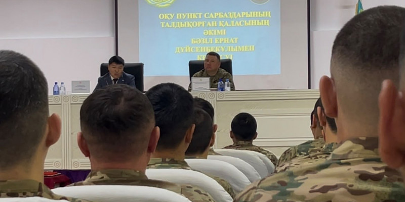 Талдықорған әкімі Ұлттық ұланның жас сарбаздарымен кездесті