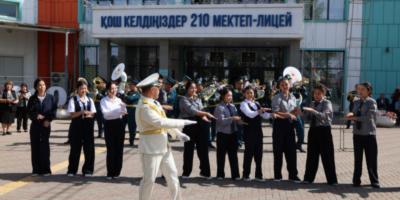 Ұлттық ұлан офицерлері алматылық оқушылармен кездесті