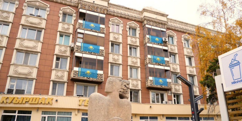 Астана тұрғындары Республика күніне орай балкондарын Қазақстанның туымен безендірді