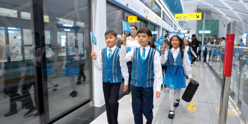 Елордалық оқушылар Республика күніне орай Tarlan Astana-да флешмоб ұйымдастырды